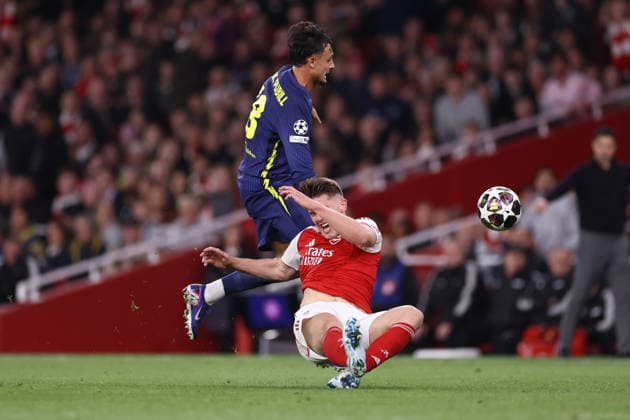 Arsenal v Atletico Madrid 05 May 2026, London - UEFA Champions League - Semi Final - Second Leg - Arsenal v Atletico Madrid - Marc Pubill of Atletico Madrid and Viktor Gyokeres of Arsenal - Photo: Jacques Feeney Offside. London UK Copyright: xJacquesxFeeneyx xOffsidexOffside