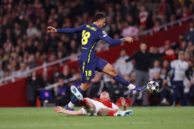 Arsenal v Atletico Madrid 05 May 2026, London - UEFA Champions League - Semi Final - Second Leg - Arsenal v Atletico Madrid - Marc Pubill of Atletico Madrid and Viktor Gyokeres of Arsenal - Photo: Jacques Feeney Offside. London UK Copyright: xJacquesxFeeneyx xOffsidexOffside