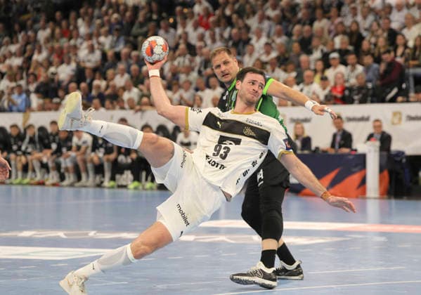 photo : Veron Nacinovic (Kiel) wirft gegen Kresimir Kozina (Nasice) Handball Herren am Di. 05.05.2026 Mens EHF European League , THW Kiel - RK Nexe Nasice