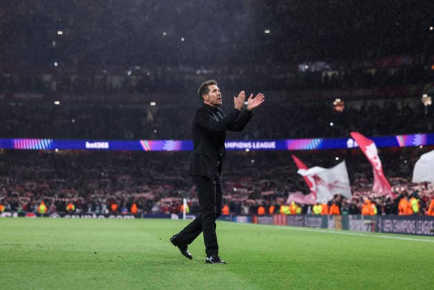 May 5, 2026, London, London, England: Diego Simeone, head coach of Atletico de Madrid, applaud the fans at the end of the match the UEFA Champions League 2025 26 Semi Final Second Leg match between Arsenal FC and Atletico de Madrid at Emirates Stadium on May 05, 2026, in London, England. London England - ZUMAa181 20260505_zaa_a181_290 Copyright: xDennisxAgyemanx