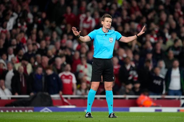 Arsenal FC v Atletico de Madrid - UEFA Champions League 2025 26 Semi Final Second Leg The referee Daniel Siebert gestures during the UEFA Champions League 2025 26 Semi Final Second Leg match between Arsenal FC and Atletico de Madrid at Arsenal Stadium on May 5, 2026 in London, England. London England United Kingdom  Copyright: xJosexBretonx originalFilename:bretonhernandez-arsenalf260505_npfwJ.jpg