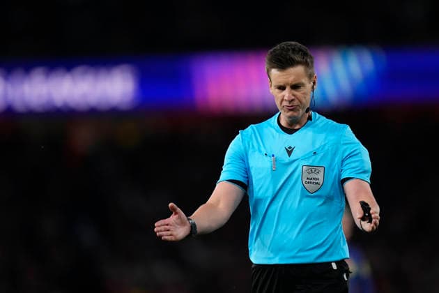 Arsenal FC v Atletico de Madrid - UEFA Champions League 2025 26 Semi Final Second Leg The referee Daniel Siebert gestures during the UEFA Champions League 2025 26 Semi Final Second Leg match between Arsenal FC and Atletico de Madrid at Arsenal Stadium on May 5, 2026 in London, England. London England United Kingdom  Copyright: xJosexBretonx originalFilename:bretonhernandez-arsenalf260505_npsTi.jpg
