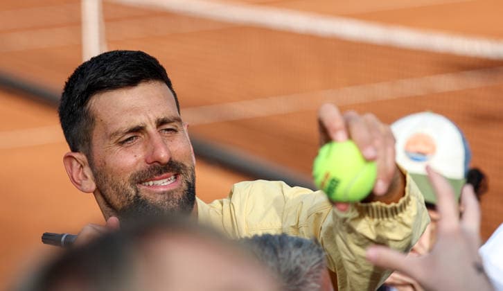 (260506) -- ROME, May 6, 2026 -- Novak Djokovic of Serbia signs for the fans after a training session before the ATP, Tennis Herren Italian Open on a temporary clay tennis court at Piazza del Popolo in Rome, Italy, May 5, 2026. ) (SP)ITALY-ROME-TENNIS-ATP-ITALIAN OPEN-NOVAK DJOKOVIC-TRAINING WangxKaiyan 