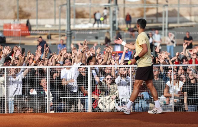 (260506) -- ROME, May 6, 2026 -- Novak Djokovic of Serbia interacts with the fans after a training session before the ATP, Tennis Herren Italian Open on a temporary clay tennis court at Piazza del Popolo in Rome, Italy, May 5, 2026. ) (SP)ITALY-ROME-TENNIS-ATP-ITALIAN OPEN-NOVAK DJOKOVIC-TRAINING WangxKaiyan 