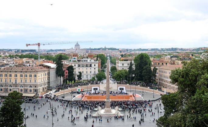 (260506) -- ROME, May 6, 2026 -- Spectators watch Novak Djokovic of Serbia training before the ATP, Tennis Herren Italian Open on a temporary clay tennis court at Piazza del Popolo in Rome, Italy, May 5, 2026. ) (SP)ITALY-ROME-TENNIS-ATP-ITALIAN OPEN-NOVAK DJOKOVIC-TRAINING WangxKaiyan 
