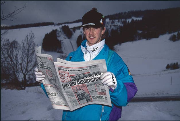 Jans Weißflog mit Zeitung 06.12.1991, Oberwiesenthal, Skispringer Jens Weißflog mit einer Tageszeitung in der Hand, die Chemnitzer Morgenpost Chemnitz Sachsen BRD *** Jans Weißflog with newspaper 06 12 1991, Oberwiesenthal, ski jumper Jens Weißflog with a daily newspaper in his hand, the Chemnitzer Morgenpost Chemnitz Saxony FRG