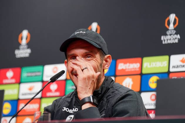 Deutschland: Fussball Europa League 2025 - 2026: Julian Schuster (SC Freiburg, Trainer) Pressekonferenz, Medien, Sporting Braga Copyright: xJOERANxSTEINSIEKx