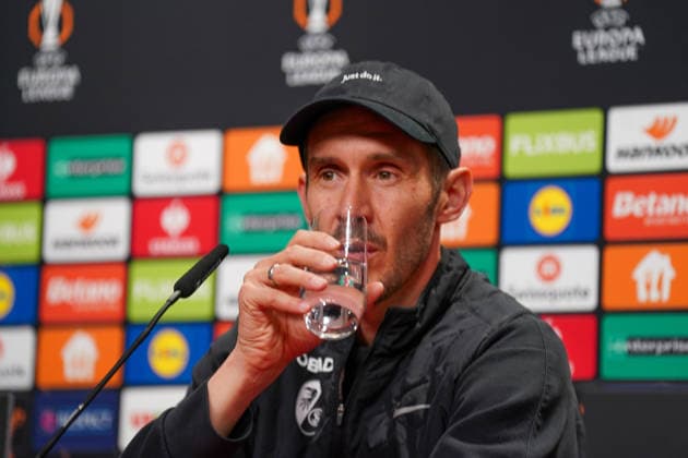 Deutschland: Fussball Europa League 2025 - 2026: Julian Schuster (SC Freiburg, Trainer) Pressekonferenz, Medien, Sporting Braga Copyright: xJOERANxSTEINSIEKx