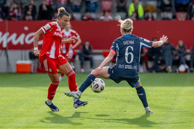 Kampf um den Ball Zweikampf zwischen Arianna Caruso (FC Bayern Muenchen Frauen, 27) und Vanessa Diehm (TSG 1899 Hoffenheim, 06) GER, FC Bayern Muenchen Frauen vs. TSG 1899 Hoffenheim, Fussball, Google Pixel Frauen-Bundesliga, 24. Spieltag, Saison 2025 2026, 06.05.2026. (DFL DFB REGULATIONS PROHIBIT ANY USE OF PHOTOGRAPHS as IMAGE SEQUENCES and or QUASI-VIDEO). GER, FC Bayern Muenchen Frauen vs. TSG 1899 Hoffenheim, Fussball, Google Pixel Frauen-Bundesliga, 24. Spieltag, Saison 2025 2026, 06.05.2026. Muenchen Copyright: xEibner-Pressefoto HeikexFeinerx EP_HFR
