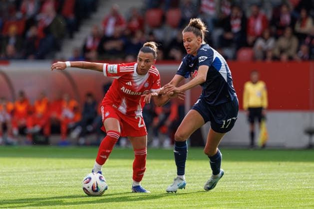 Arianna Caruso (27, FC Bayern München) und Franziska Harsch (17, TSG 1899 Hoffenheim) beim Spiel zwischen FC Bayern München v TSG 1899 Hoffenheim, Fußball, Frauen, Google Pixel Frauen-Bundesliga, 2025 2026, 24.Spieltag am 06.05.2026 in München, FC Bayern Campus. DFL and DFB regulations prohibit any use of photographs as image sequences and or quasi-video. Bayern Deutschland