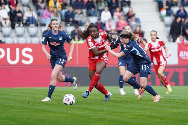 Edna Imade (29 Bayern) und Wielle Douma (13 Hoffenheim) in Aktion beim Google Pixel Frauen Bundesligaspiel FC Bayern München - TSG Hoffenheim am 06.05.2026. München FC Bayern Campus Bayern Deutschland