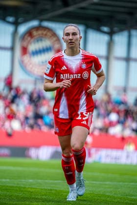 Katharina Naschenweng (19 FC Bayern) beim Google Pixel Frauen Bundesligaspiel FC Bayern München - TSG Hoffenheim am 06.05.2026. München FC Bayern Campus Bayern Deutschland