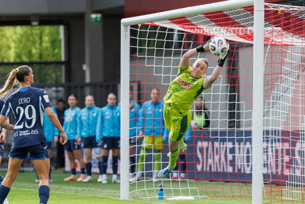 Laura Dick (1, TSG 1899 Hoffenheim), hält den Ball sicher beim Spiel zwischen FC Bayern München v TSG 1899 Hoffenheim, Fußball, Frauen, Google Pixel Frauen-Bundesliga, 2025 2026, 24.Spieltag am 06.05.2026 in München, FC Bayern Campus. DFL and DFB regulations prohibit any use of photographs as image sequences and or quasi-video. Bayern Deutschland