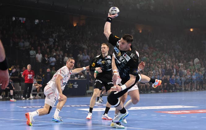 Mijajlo Marsenic erzielt ein Tor Zweikampf Spielszene Aktion Handball CL Championsleague Champions League Herren Viertelfinale Rückspiel Saison 2025 2026 06.05.2026 Füchse Berlin vs. Veszprem HC in der Max Schmeling Halle