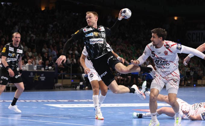Mathias Gidsel erzielt ein Tor, Ivan Martinovic Zweikampf Spielszene Aktion Handball CL Championsleague Champions League Herren Viertelfinale Rückspiel Saison 2025 2026 06.05.2026 Füchse Berlin vs. Veszprem HC in der Max Schmeling Halle