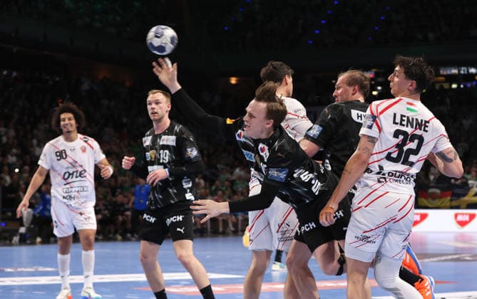 Tobias Schjoelberg Groendahl erzielt ein Tor, Yanis Lenne Zweikampf Spielszene Aktion Handball CL Championsleague Champions League Herren Viertelfinale Rückspiel Saison 2025 2026 06.05.2026 Füchse Berlin vs. Veszprem HC in der Max Schmeling Halle
