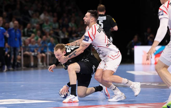 Mathias Gidsel am Ball, Hugo Descat Zweikampf Spielszene Aktion Handball CL Championsleague Champions League Herren Viertelfinale Rückspiel Saison 2025 2026 06.05.2026 Füchse Berlin vs. Veszprem HC in der Max Schmeling Halle
