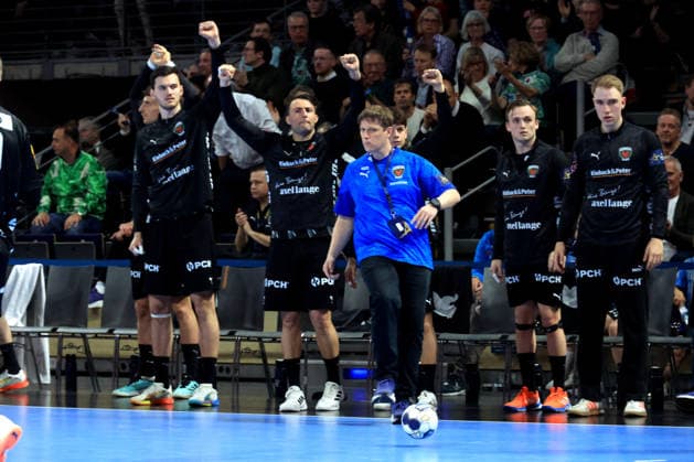 DEU, Machineseeker EHF Champions League, Fuechse Berlin vs. One VeszprŽm HC, 06.05.2026, Max-Schmeling-Halle, Berlin, DEU, Machineseeker EHF Champions League, Fuechse Berlin vs. One VeszprŽm HC, im Bild Cheftrainer Nicolej Krickau (Fuechse Berlin), Fuechse-Spielerbank