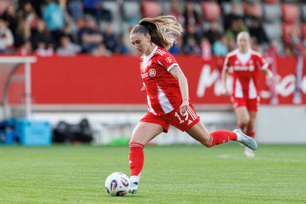 Katharina Naschenweng (19, FC Bayern München) beim Spiel zwischen FC Bayern München v TSG 1899 Hoffenheim, Fußball, Frauen, Google Pixel Frauen-Bundesliga, 2025 2026, 24.Spieltag am 06.05.2026 in München, FC Bayern Campus. DFL and DFB regulations prohibit any use of photographs as image sequences and or quasi-video. Bayern Deutschland