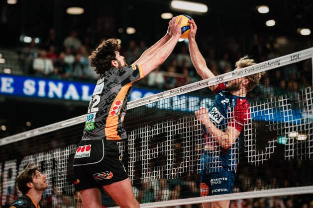 VBL: SVG Lüneburg vs. Berlin Recycling Volleys, 06.05.2026 Jake Hanes (Berlin Recycling Volleys, 22) und Daniel Gruvaeus (SVG Lüneburg, 2) am Netz; Volleyball Bundesliga, Playoffs, Finale, Spiel 3: SVG Lüneburg vs. Berlin Recycling Volleys am 06.05.2026 in der LKH-Arena, Lüneburg Copyright: xBEAUTIFULxSPORTS Tonhäuserx