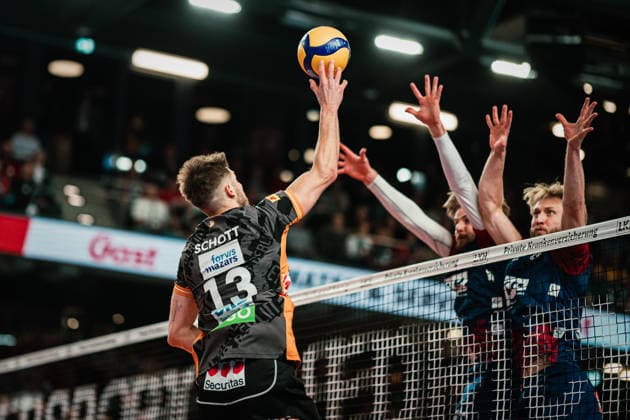 VBL: SVG Lüneburg vs. Berlin Recycling Volleys, 06.05.2026 Ruben Schott (Berlin Recycling Volleys, 13) spielt den Ball, dahinter Jackson Howe (SVG Lüneburg, 6) und Daniel Gruvaeus (SVG Lüneburg, 2); Volleyball Bundesliga, Playoffs, Finale, Spiel 3: SVG Lüneburg vs. Berlin Recycling Volleys am 06.05.2026 in der LKH-Arena, Lüneburg Copyright: xBEAUTIFULxSPORTS Tonhäuserx