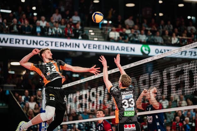 VBL: SVG Lüneburg vs. Berlin Recycling Volleys, 06.05.2026 Fedor Ivanov (Berlin Recycling Volleys, 33) spielt den Spall zu Florian Krage-Brewitz (Berlin Recycling Volleys, 12); Volleyball Bundesliga, Playoffs, Finale, Spiel 3: SVG Lüneburg vs. Berlin Recycling Volleys am 06.05.2026 in der LKH-Arena, Lüneburg Copyright: xBEAUTIFULxSPORTS Tonhäuserx
