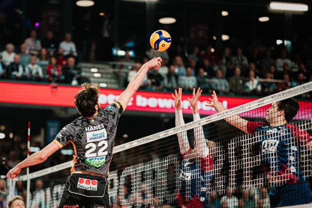 VBL: SVG Lüneburg vs. Berlin Recycling Volleys, 06.05.2026 Jake Hanes (Berlin Recycling Volleys, 22) spitzelt den Ball übers Netz; Volleyball Bundesliga, Playoffs, Finale, Spiel 3: SVG Lüneburg vs. Berlin Recycling Volleys am 06.05.2026 in der LKH-Arena, Lüneburg Copyright: xBEAUTIFULxSPORTS Tonhäuserx