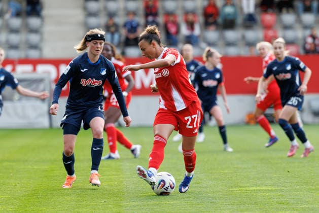 Arianna Caruso (27, FC Bayern München) und Wielle Douma (13, TSG 1899 Hoffenheim) beim Spiel zwischen FC Bayern München v TSG 1899 Hoffenheim, Fußball, Frauen, Google Pixel Frauen-Bundesliga, 2025 2026, 24.Spieltag am 06.05.2026 in München, FC Bayern Campus. DFL and DFB regulations prohibit any use of photographs as image sequences and or quasi-video. Bayern Deutschland