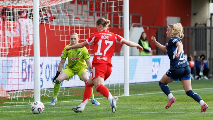 Klara Bühl (17, FC Bayern München) und Laura Dick (1, TSG 1899 Hoffenheim) beim Spiel zwischen FC Bayern München v TSG 1899 Hoffenheim, Fußball, Frauen, Google Pixel Frauen-Bundesliga, 2025 2026, 24.Spieltag am 06.05.2026 in München, FC Bayern Campus. DFL and DFB regulations prohibit any use of photographs as image sequences and or quasi-video. Bayern Deutschland