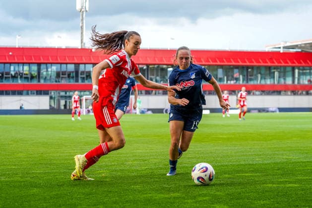 Natalia Padilla Bidas (23 Bayern) und Marie Steiner (19 Hoffenheim) in Aktion beim Google Pixel Frauen Bundesligaspiel FC Bayern München - TSG Hoffenheim am 06.05.2026. München FC Bayern Campus Bayern Deutschland