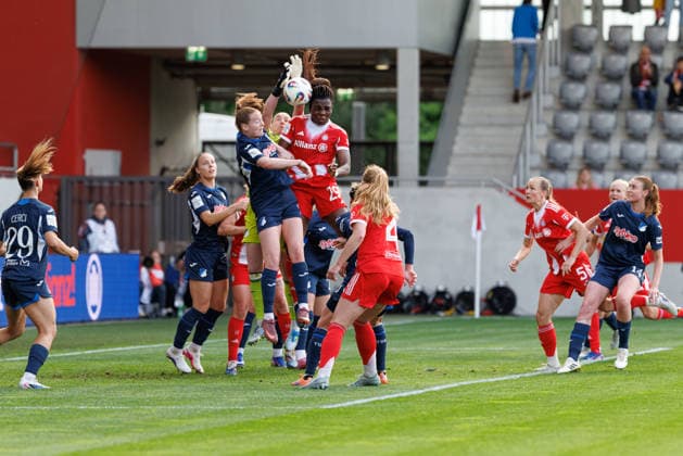 Edna Imade (29, FC Bayern München) mit Team (FC Bayern München) und Team (TSG 1899 Hoffenheim) beim Spiel zwischen FC Bayern München v TSG 1899 Hoffenheim, Fußball, Frauen, Google Pixel Frauen-Bundesliga, 2025 2026, 24.Spieltag am 06.05.2026 in München, FC Bayern Campus. DFL and DFB regulations prohibit any use of photographs as image sequences and or quasi-video. Bayern Deutschland