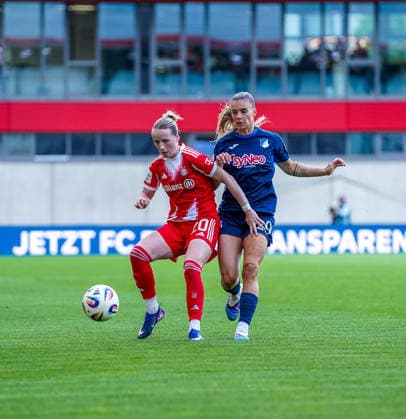Franziska Kett (20 Bayern) und Selina Cerci (29 Hoffenheim) in Aktion beim Google Pixel Frauen Bundesligaspiel FC Bayern München - TSG Hoffenheim am 06.05.2026. München FC Bayern Campus Bayern Deutschland