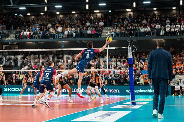Volleyball I Herren I Saison 2025-2026 I Bundesliga I Finale I SVG Lüneburg - Berlin Recycling Volleys I 06.05.2026 Christopher Byam (4, SVG Lüneburg) rettet den Ball Copyright: xLobeca Björn-OlexKehmx