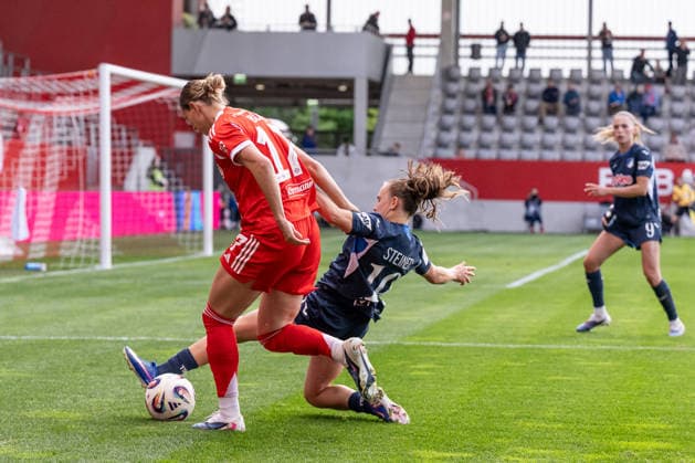 Marie Steiner (TSG 1899 Hoffenheim, 19) verteidigt gegen Klara Buehl (FC Bayern Muenchen Frauen, 17) GER, FC Bayern Muenchen Frauen vs. TSG 1899 Hoffenheim, Fussball, Google Pixel Frauen-Bundesliga, 24. Spieltag, Saison 2025 2026, 06.05.2026. (DFL DFB REGULATIONS PROHIBIT ANY USE OF PHOTOGRAPHS as IMAGE SEQUENCES and or QUASI-VIDEO). GER, FC Bayern Muenchen Frauen vs. TSG 1899 Hoffenheim, Fussball, Google Pixel Frauen-Bundesliga, 24. Spieltag, Saison 2025 2026, 06.05.2026. Muenchen Copyright: xEibner-Pressefoto HeikexFeinerx EP_HFR