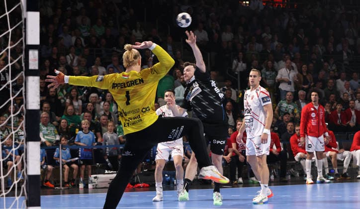 Hakun West av Teigum erzielt ein Tor gegen Torwart Mikael Appelgren Zweikampf Spielszene Aktion Handball CL Championsleague Champions League Herren Viertelfinale Rückspiel Saison 2025 2026 06.05.2026 Füchse Berlin vs. Veszprem HC in der Max Schmeling Halle