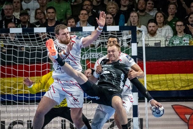 Handball Berlin 06.05.2026 Saison 2025 2026 Championsleague Champions League Männer, Herren Viertelfinale Rückspiel Füchse Berlin - One Veszprem HC Mathias Gidsel (Füchse Berlin, No.19) Ahmed Hesham (Veszprem, No.15) Dragan Pechmalbec (Veszprem, No.46)