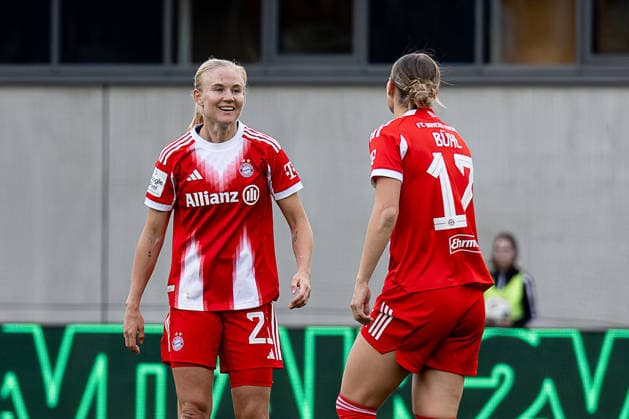 Pernille Harder (FC Bayern Muenchen Frauen, 21) und Klara Buehl (FC Bayern Muenchen Frauen, 17) freuen sich ueber das Tor zum 1:1 - Ausgleich kurz vor Schluss GER, FC Bayern Muenchen Frauen vs. TSG 1899 Hoffenheim, Fussball, Google Pixel Frauen-Bundesliga, 24. Spieltag, Saison 2025 2026, 06.05.2026. (DFL DFB REGULATIONS PROHIBIT ANY USE OF PHOTOGRAPHS as IMAGE SEQUENCES and or QUASI-VIDEO). GER, FC Bayern Muenchen Frauen vs. TSG 1899 Hoffenheim, Fussball, Google Pixel Frauen-Bundesliga, 24. Spieltag, Saison 2025 2026, 06.05.2026. Muenchen Copyright: xEibner-Pressefoto HeikexFeinerx EP_HFR