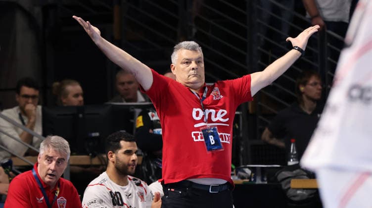 Trainer Xavier Pascual Fuertes zeigend, gestikulierend Aktion Oberkörper Handball CL Championsleague Champions League Herren Viertelfinale Rückspiel Saison 2025 2026 06.05.2026 Füchse Berlin vs. Veszprem HC in der Max Schmeling Halle