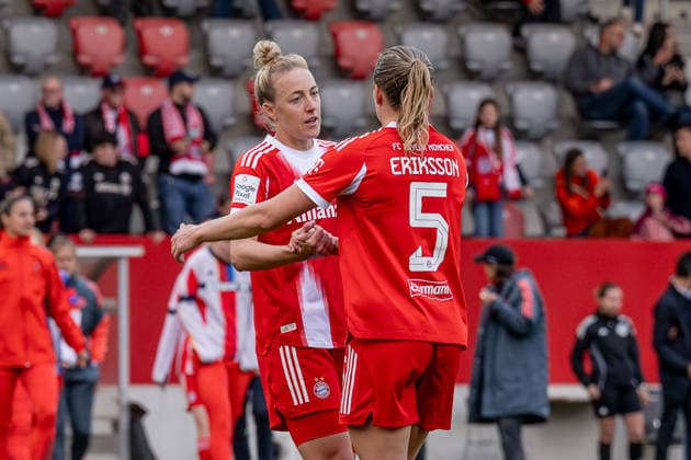 Abklatschen von Carolin Simon (FC Bayern Muenchen Frauen, 30) mit Magdalena Eriksson (FC Bayern Muenchen Frauen, 05) nach Spielende GER, FC Bayern Muenchen Frauen vs. TSG 1899 Hoffenheim, Fussball, Google Pixel Frauen-Bundesliga, 24. Spieltag, Saison 2025 2026, 06.05.2026. (DFL DFB REGULATIONS PROHIBIT ANY USE OF PHOTOGRAPHS as IMAGE SEQUENCES and or QUASI-VIDEO). GER, FC Bayern Muenchen Frauen vs. TSG 1899 Hoffenheim, Fussball, Google Pixel Frauen-Bundesliga, 24. Spieltag, Saison 2025 2026, 06.05.2026. Muenchen Copyright: xEibner-Pressefoto HeikexFeinerx EP_HFR