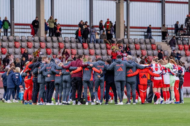 Die Muenchnerinnen im Spielerkreis nach Spielende GER, FC Bayern Muenchen Frauen vs. TSG 1899 Hoffenheim, Fussball, Google Pixel Frauen-Bundesliga, 24. Spieltag, Saison 2025 2026, 06.05.2026. (DFL DFB REGULATIONS PROHIBIT ANY USE OF PHOTOGRAPHS as IMAGE SEQUENCES and or QUASI-VIDEO). GER, FC Bayern Muenchen Frauen vs. TSG 1899 Hoffenheim, Fussball, Google Pixel Frauen-Bundesliga, 24. Spieltag, Saison 2025 2026, 06.05.2026. Muenchen Copyright: xEibner-Pressefoto HeikexFeinerx EP_HFR