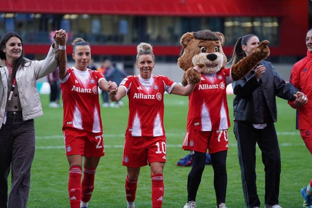 Arianna Caruso (27 Bayern) , Linda Dallmann (10 FC Bayern) und Sarah Zadrazil (25 FC Bayern) nach dem Google Pixel Frauen Bundesligaspiel FC Bayern München - TSG Hoffenheim am 06.05.2026. München FC Bayern Campus Bayern Deutschland