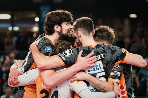 VBL: SVG Lüneburg vs. Berlin Recycling Volleys, 06.05.2026 BR Volleys jubeln zum 0:2 Satzgewinn; Volleyball Bundesliga, Playoffs, Finale, Spiel 3: SVG Lüneburg vs. Berlin Recycling Volleys am 06.05.2026 in der LKH-Arena, Lüneburg Copyright: xBEAUTIFULxSPORTS Tonhäuserx