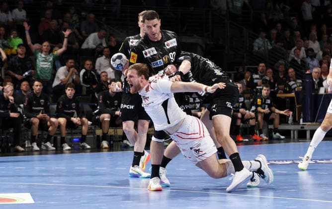 Dragan Pechmalbec am Ball, Mijajlo Marsenic Zweikampf Spielszene Aktion Handball CL Championsleague Champions League Herren Viertelfinale Rückspiel Saison 2025 2026 06.05.2026 Füchse Berlin vs. Veszprem HC in der Max Schmeling Halle
