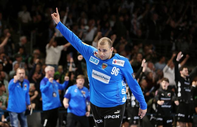 Torwart Dejan Milosavljev jubelt nach Parade Freude Emotion Jubel Handball CL Championsleague Champions League Herren Viertelfinale Rückspiel Saison 2025 2026 06.05.2026 Füchse Berlin vs. Veszprem HC in der Max Schmeling Halle