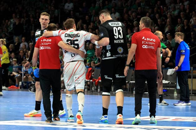 DEU, Machineseeker EHF Champions League, Fuechse Berlin vs. One VeszprŽm HC, 06.05.2026, Max-Schmeling-Halle, Berlin, DEU, Machineseeker EHF Champions League, Fuechse Berlin vs. One VeszprŽm HC, im Bild Mijajlo Marsenic (Fuechse Berlin 93), Luka Cindric (Veszprem 25), verletzt