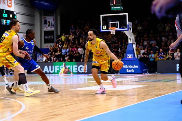 ProA Playoffs Viertelfinale - Phoenix Hagen vs. PS Karlsruhe LIONS, Hagen, 06.05.2026, Ischelandhalle Hagen Marcus Henri Graves ( 0, Phoenix Hagen, PG) beim Zug Richtung Korb; ProA Playoff Viertelfinale - Phoenix Hagen vs. PS Karlsruhe LIONS, Hagen, 06.05.2026, Ischelandhalle Hagen Copyright: xBEAUTIFULxSPORTS Piepenstockx