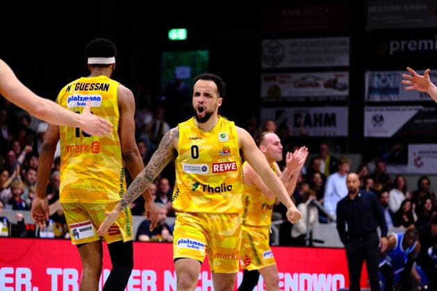 ProA Playoffs Viertelfinale - Phoenix Hagen vs. PS Karlsruhe LIONS, Hagen, 06.05.2026, Ischelandhalle Hagen Marcus Henri Graves ( 0, Phoenix Hagen, PG) klatscht mit seinen Mitspielern ab; ProA Playoff Viertelfinale - Phoenix Hagen vs. PS Karlsruhe LIONS, Hagen, 06.05.2026, Ischelandhalle Hagen Copyright: xBEAUTIFULxSPORTS Piepenstockx