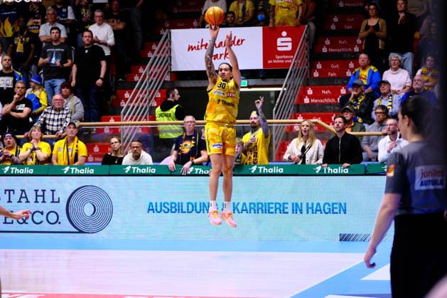 ProA Playoffs Viertelfinale - Phoenix Hagen vs. PS Karlsruhe LIONS, Hagen, 06.05.2026, Ischelandhalle Hagen Jeffrey Carroll ( 30, Phoenix Hagen, SF) beim Dreier; ProA Playoff Viertelfinale - Phoenix Hagen vs. PS Karlsruhe LIONS, Hagen, 06.05.2026, Ischelandhalle Hagen Copyright: xBEAUTIFULxSPORTS Piepenstockx