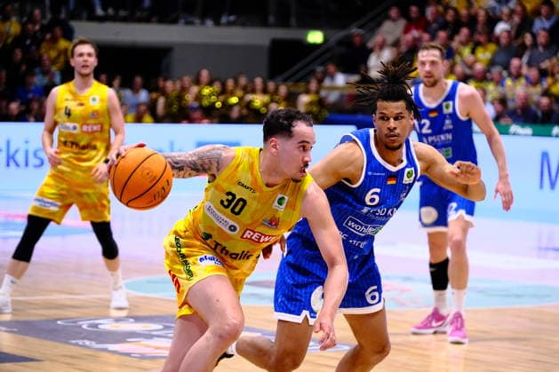 ProA Playoffs Viertelfinale - Phoenix Hagen vs. PS Karlsruhe LIONS, Hagen, 06.05.2026, Ischelandhalle Hagen Jeffrey Carroll ( 30, Phoenix Hagen, SF) beim zug Richtung Korb, verteidigt von Gabriel Kuku ( 6, PS Karlsruhe LIONS, SG); ProA Playoff Viertelfinale - Phoenix Hagen vs. PS Karlsruhe LIONS, Hagen, 06.05.2026, Ischelandhalle Hagen Copyright: xBEAUTIFULxSPORTS Piepenstockx