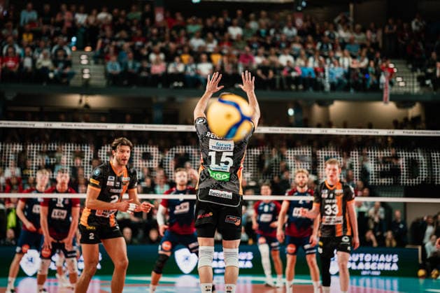 VBL: SVG Lüneburg vs. Berlin Recycling Volleys, 06.05.2026 Moritz Reichert (Berlin Recycling Volleys, 15) lässt den Ball durch, symmetrisch zum Kopf; Volleyball Bundesliga, Playoffs, Finale, Spiel 3: SVG Lüneburg vs. Berlin Recycling Volleys am 06.05.2026 in der LKH-Arena, Lüneburg Copyright: xBEAUTIFULxSPORTS Tonhäuserx